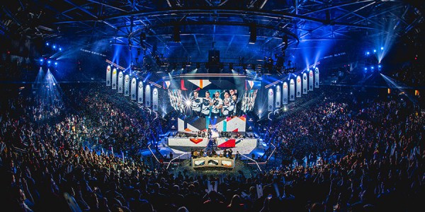 Международная федерация компьютерного спорта вернула российским командам возможность выступать с флагом и гимном